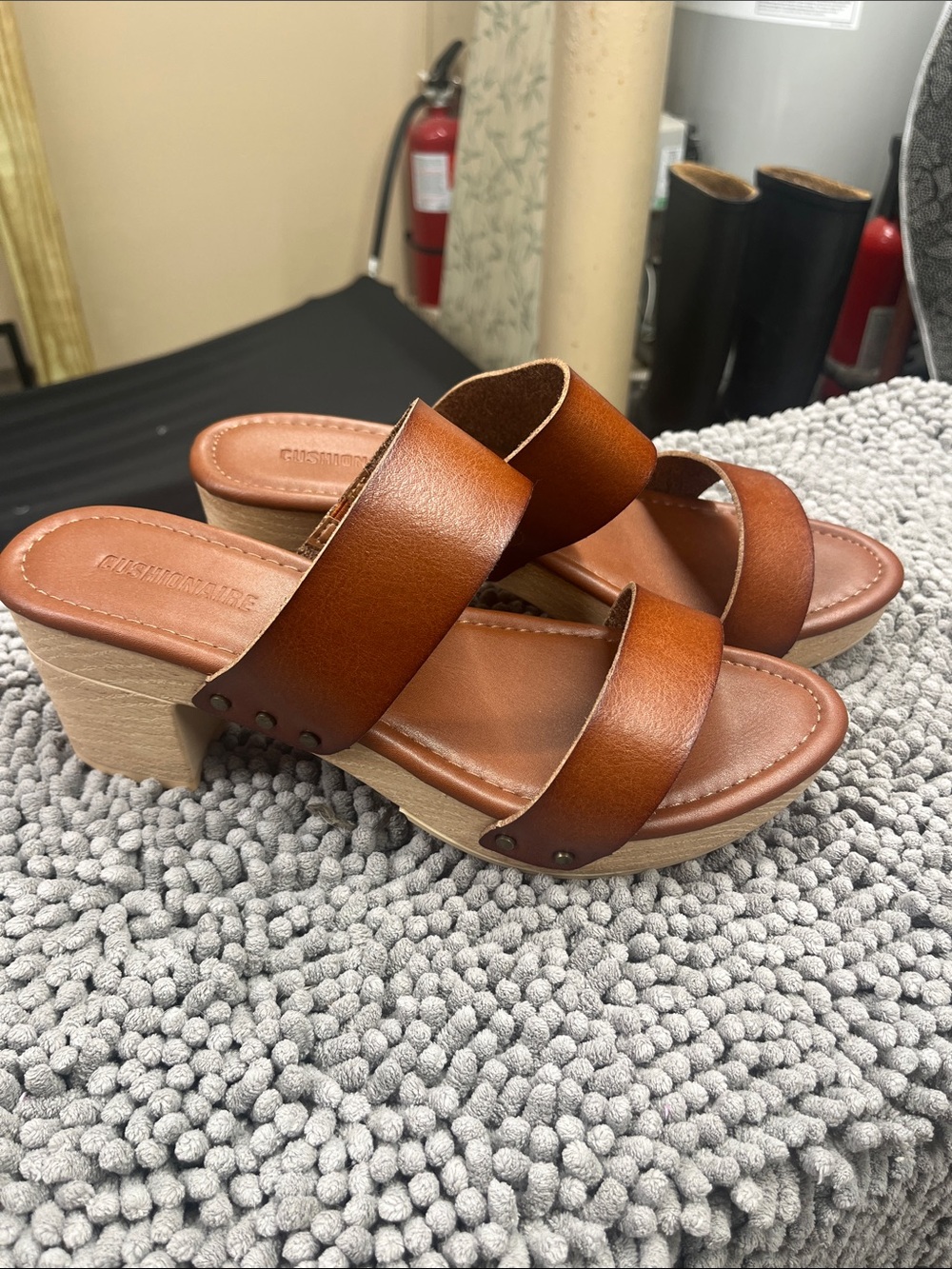 Sandals leather CUSHIINAIRE 91/2 NWOT
